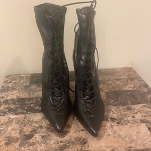 Schutz Tennie Size 10. Like new only worn 1 time